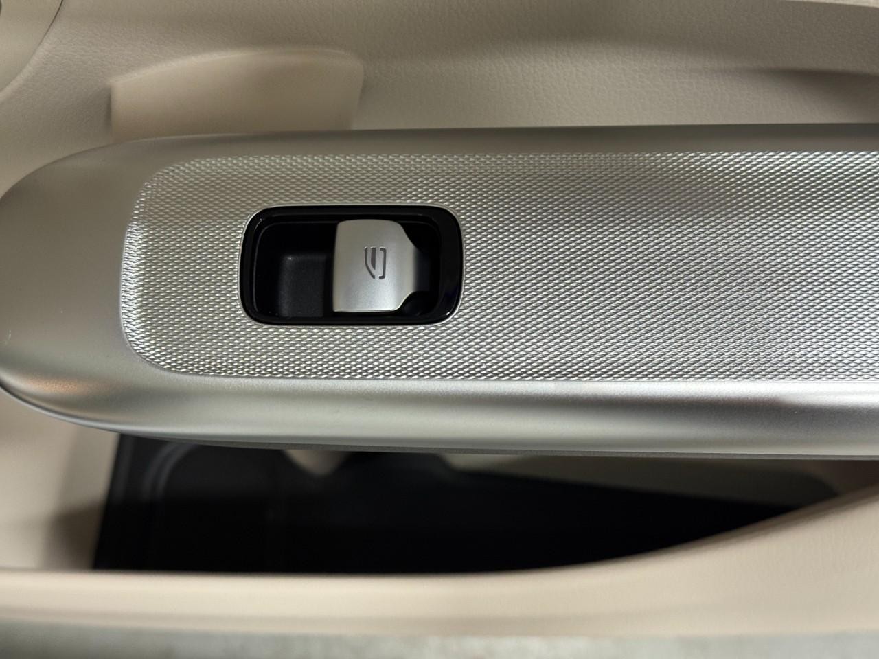 Mercedes-Benz GLC Vehicle Full-screen Gallery Image 21