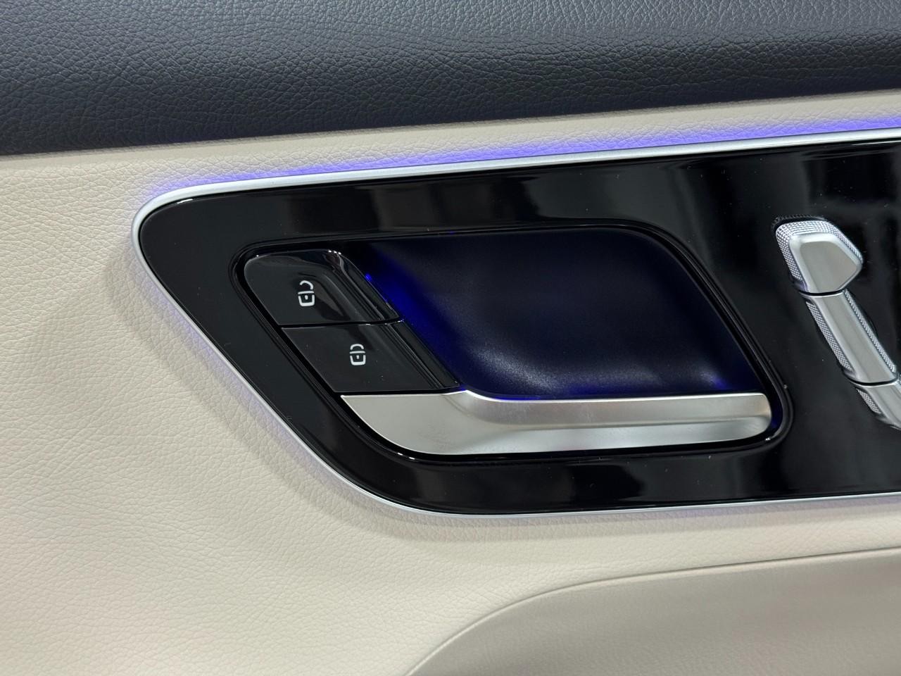 Mercedes-Benz GLC Vehicle Full-screen Gallery Image 23