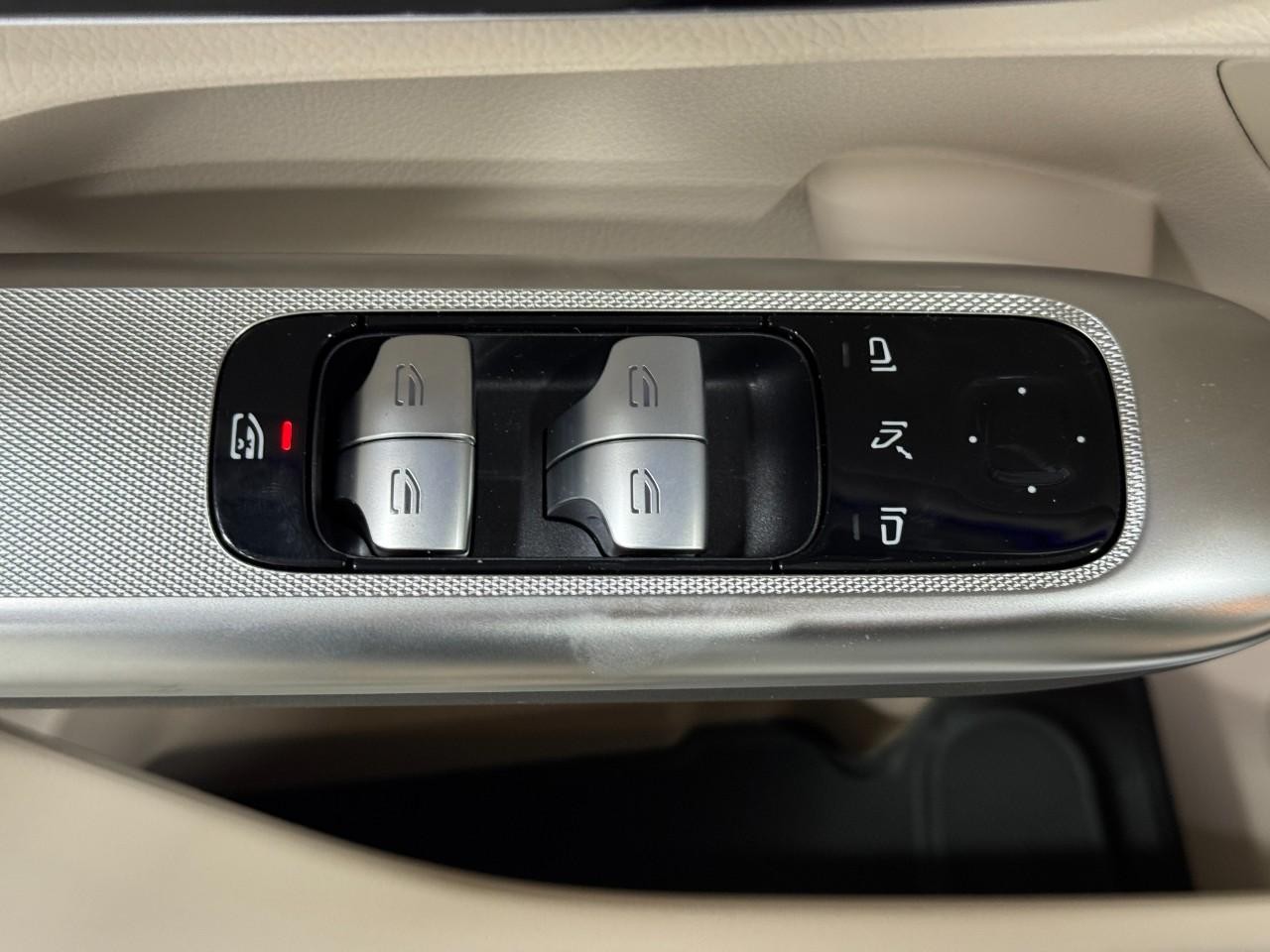 Mercedes-Benz GLC Vehicle Full-screen Gallery Image 24