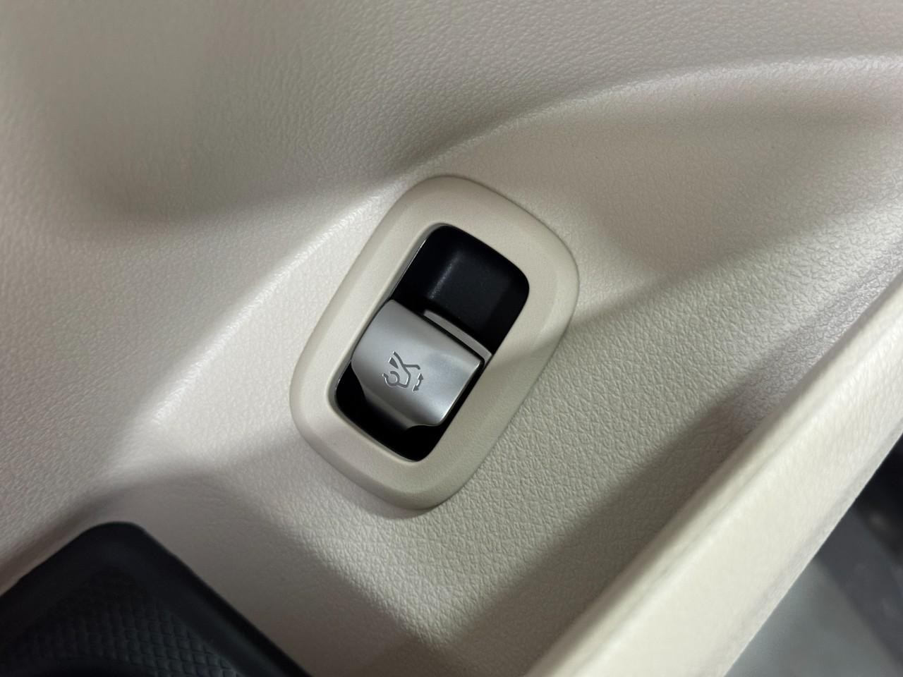 Mercedes-Benz GLC Vehicle Full-screen Gallery Image 25