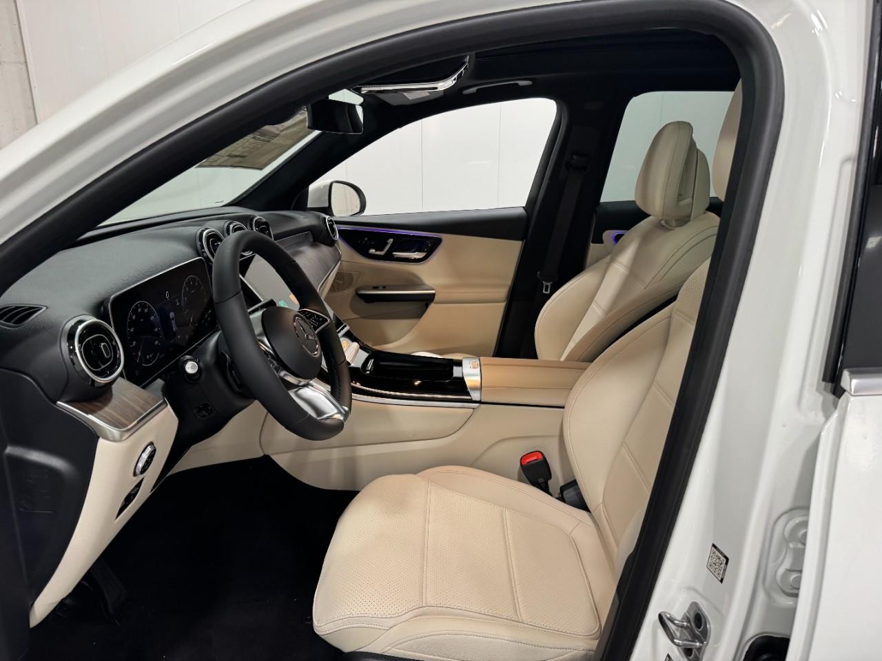 Mercedes-Benz GLC Vehicle Full-screen Gallery Image 26