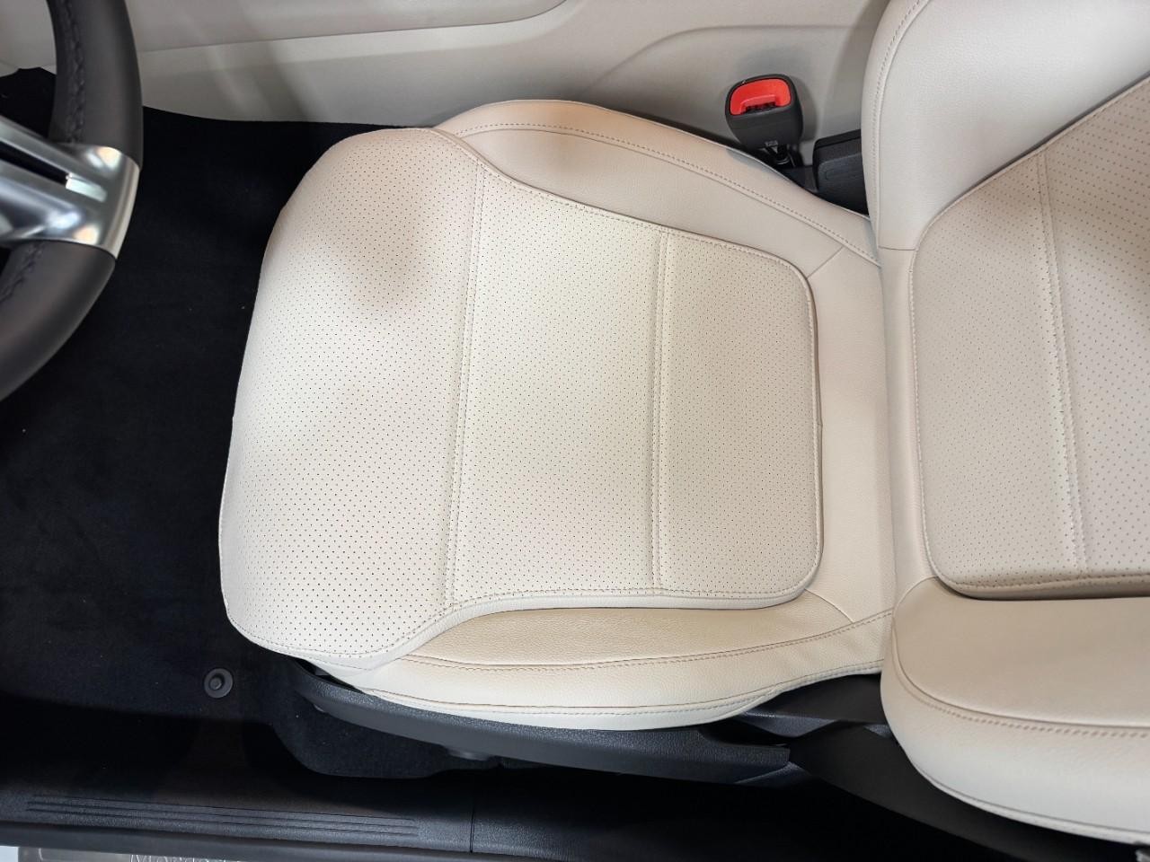 Mercedes-Benz GLC Vehicle Full-screen Gallery Image 27