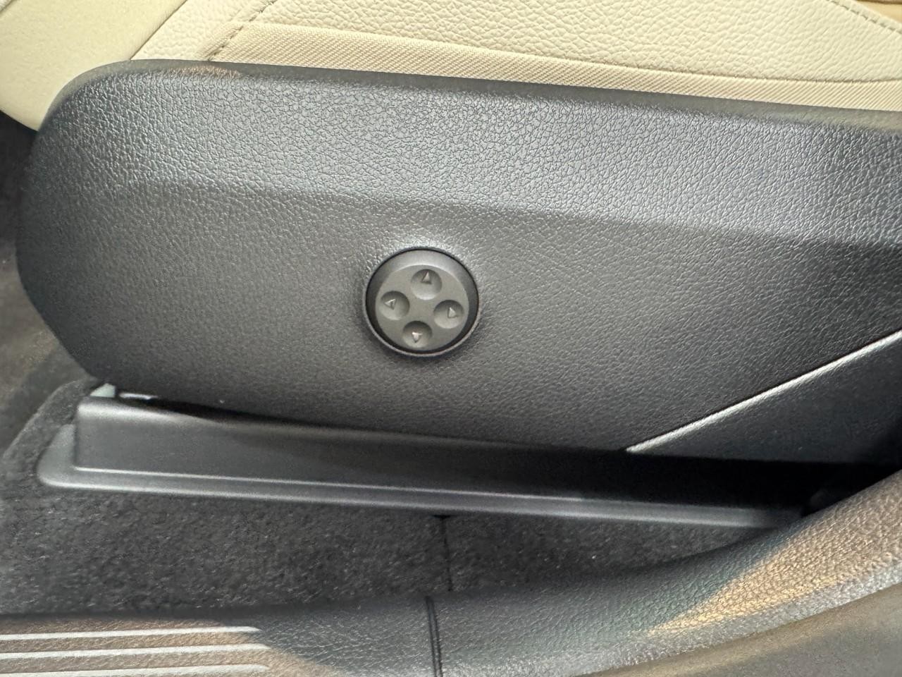 Mercedes-Benz GLC Vehicle Full-screen Gallery Image 28