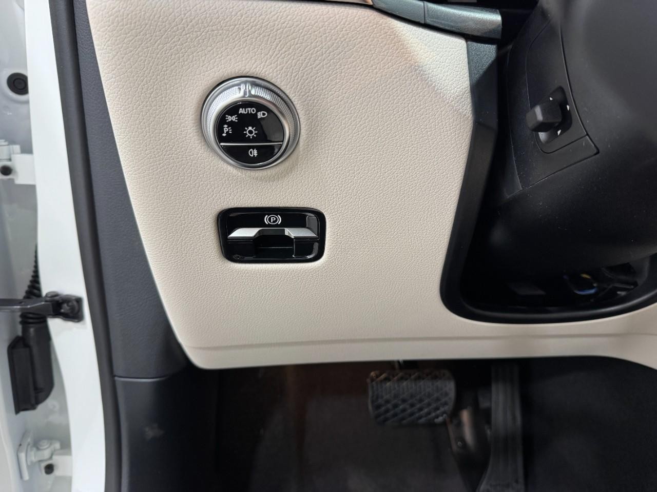 Mercedes-Benz GLC Vehicle Full-screen Gallery Image 29