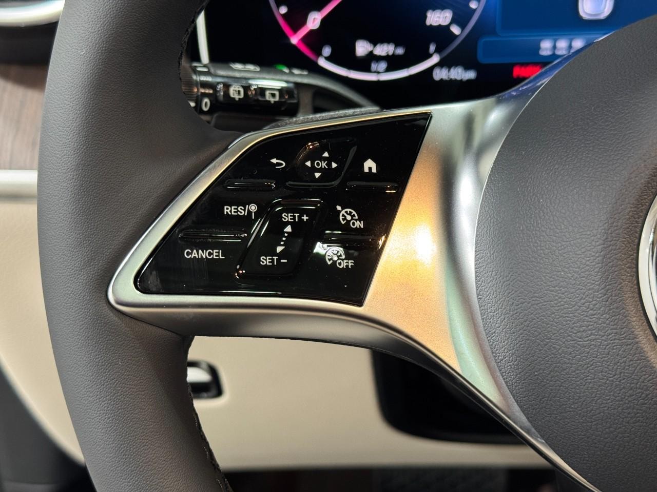 Mercedes-Benz GLC Vehicle Full-screen Gallery Image 30