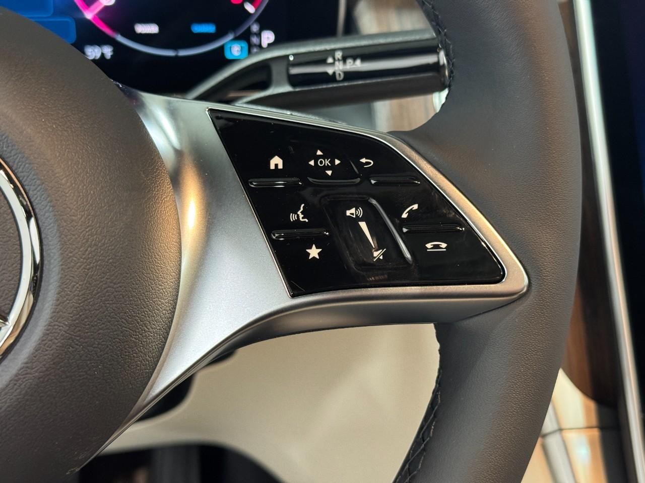 Mercedes-Benz GLC Vehicle Full-screen Gallery Image 31