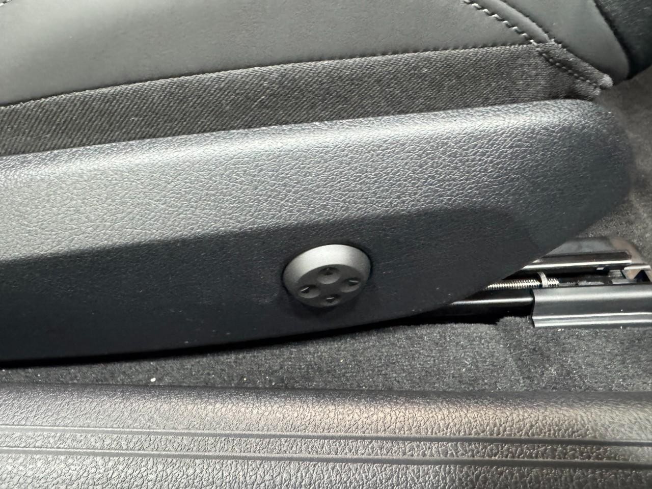 Mercedes-Benz CLE Vehicle Full-screen Gallery Image 17