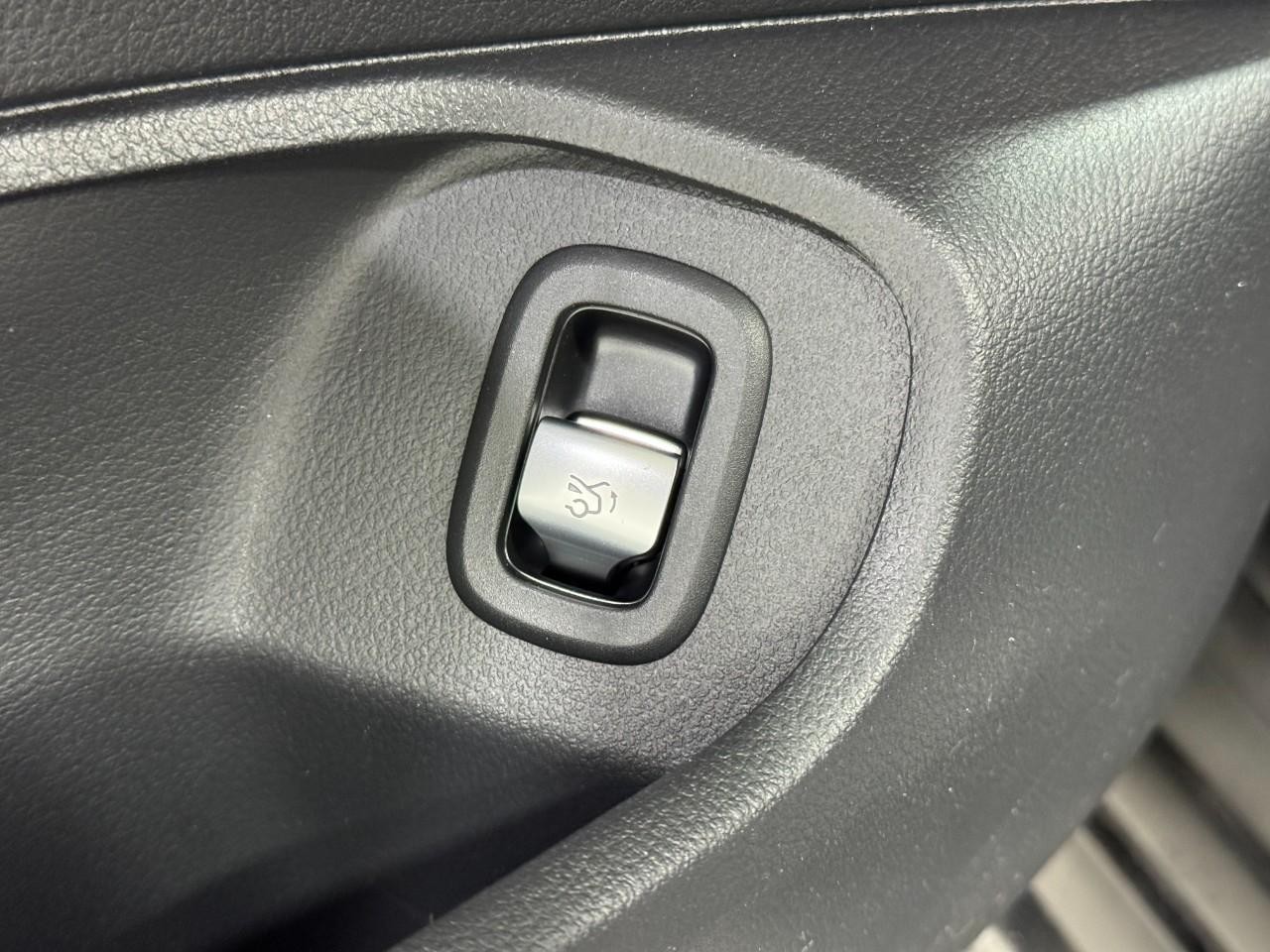 Mercedes-Benz CLE Vehicle Full-screen Gallery Image 25