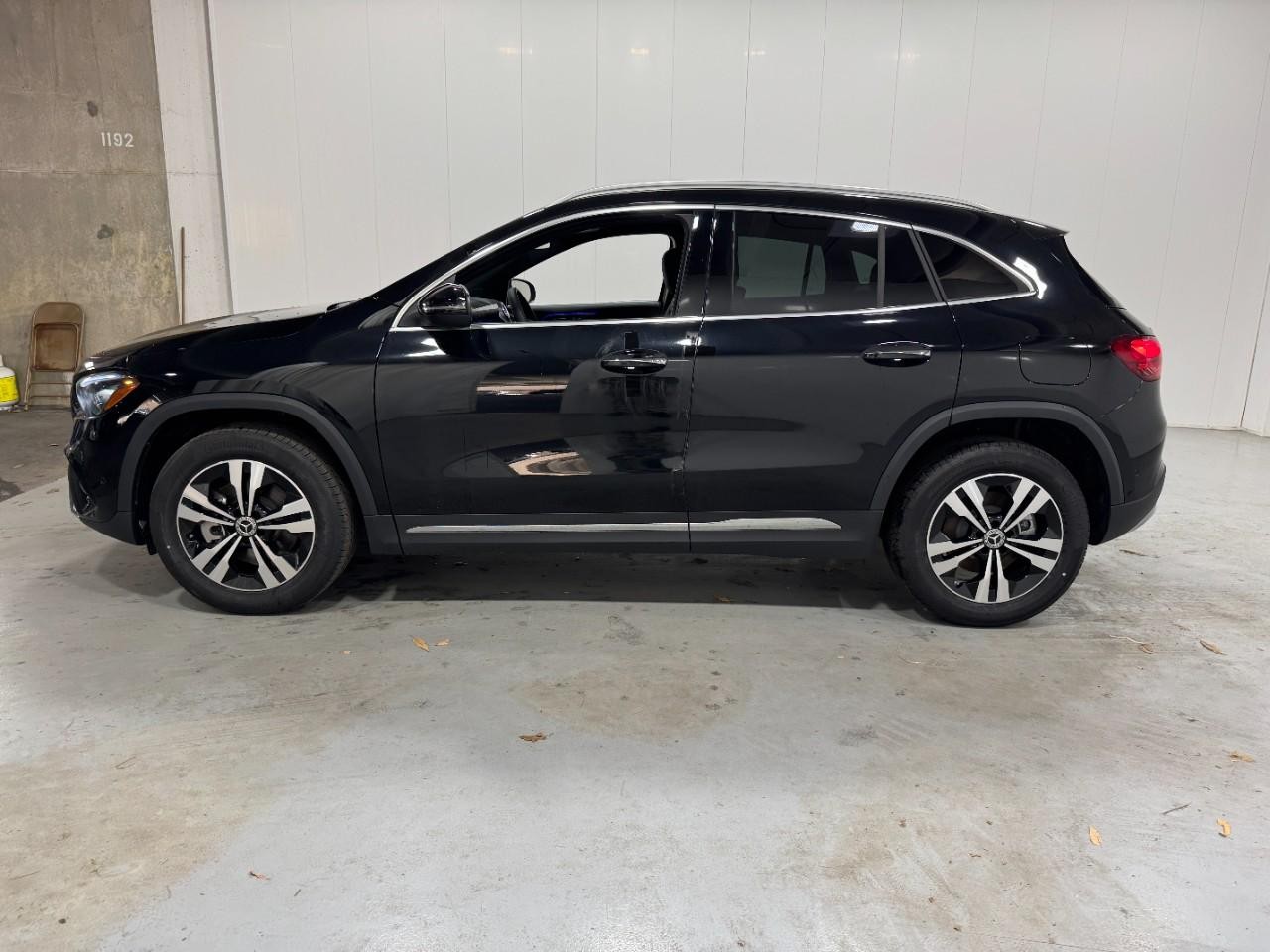 Mercedes-Benz GLA Vehicle Full-screen Gallery Image 2