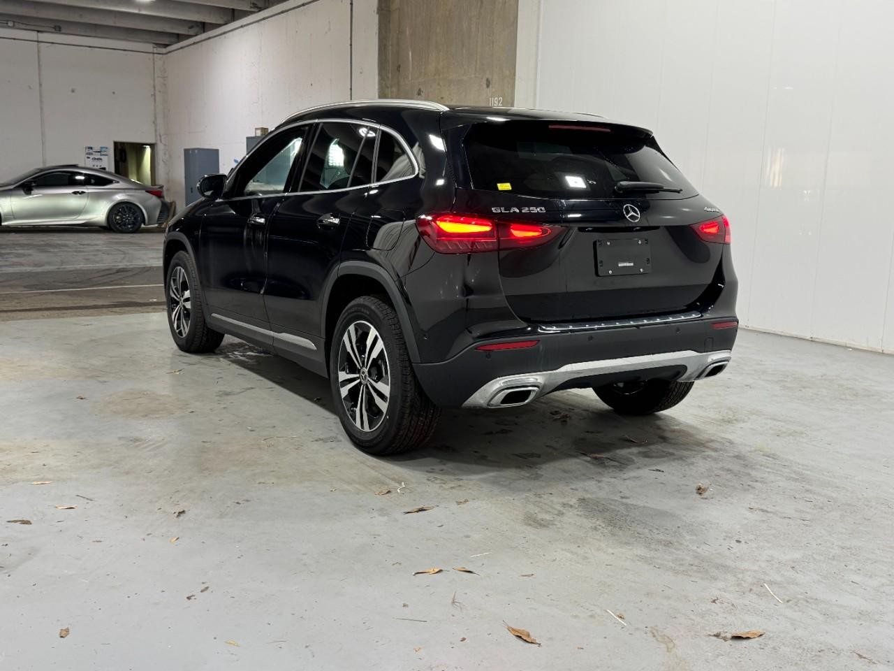 Mercedes-Benz GLA Vehicle Full-screen Gallery Image 3