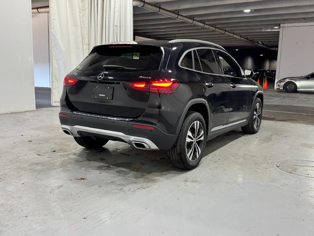 Mercedes-Benz GLA Vehicle Full-screen Gallery Image 4