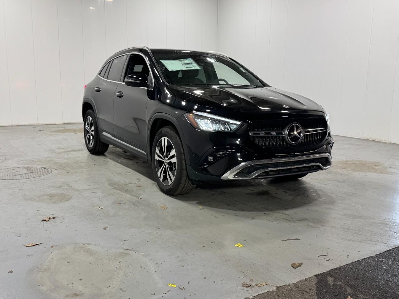 Mercedes-Benz GLA Vehicle Full-screen Gallery Image 6