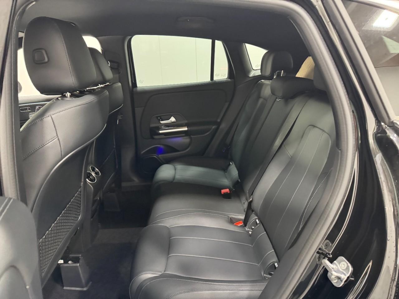 Mercedes-Benz GLA Vehicle Full-screen Gallery Image 8