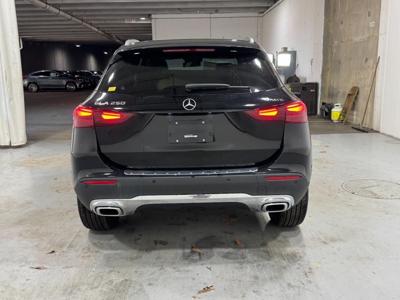 Mercedes-Benz GLA Vehicle Full-screen Gallery Image 9