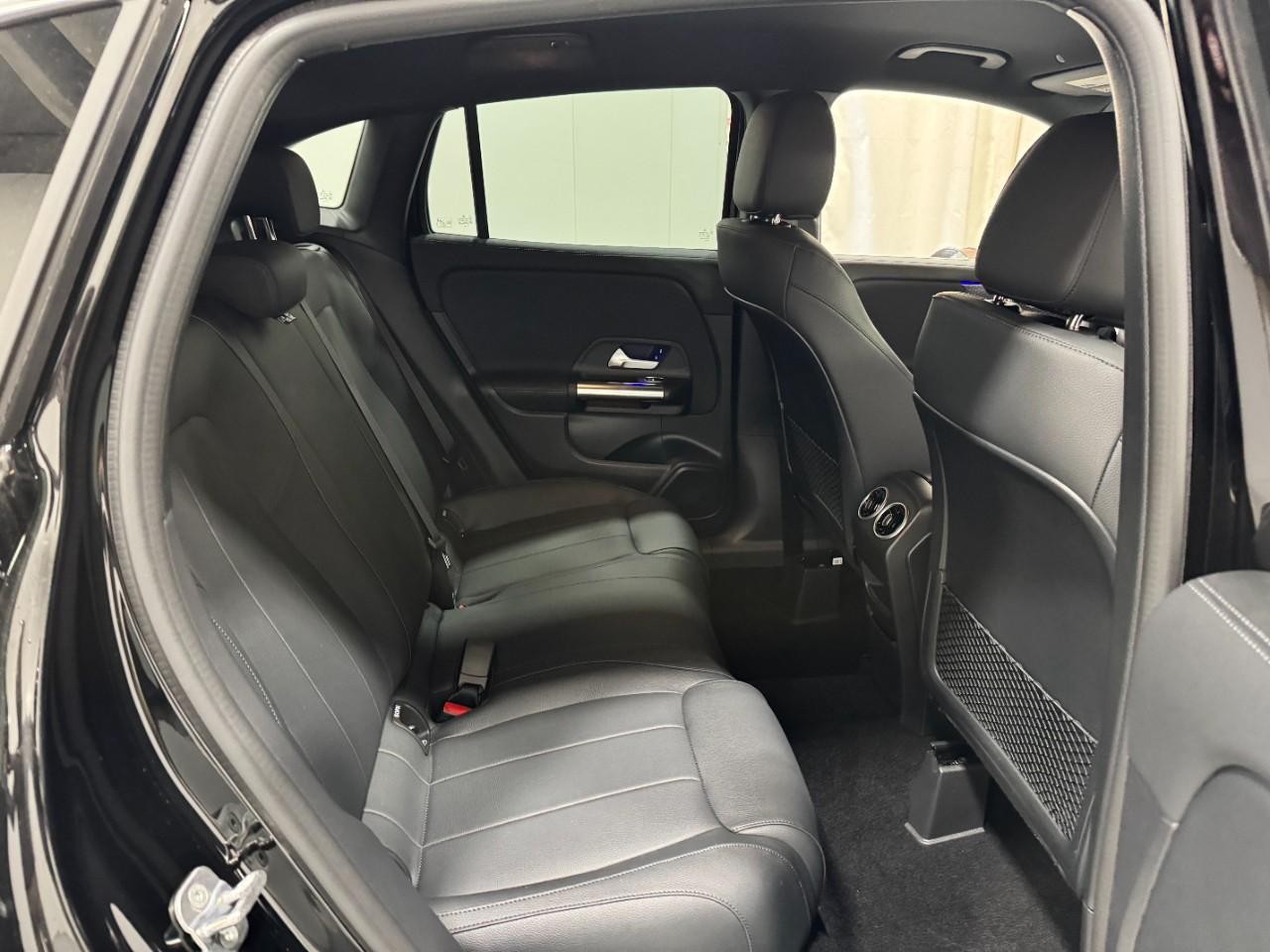 Mercedes-Benz GLA Vehicle Full-screen Gallery Image 10