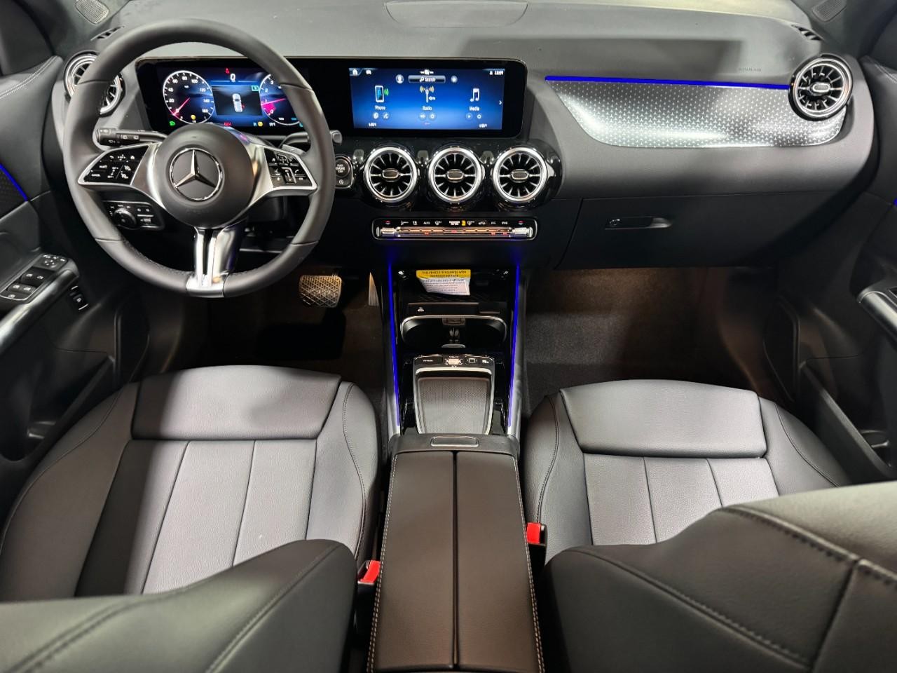 Mercedes-Benz GLA Vehicle Full-screen Gallery Image 11