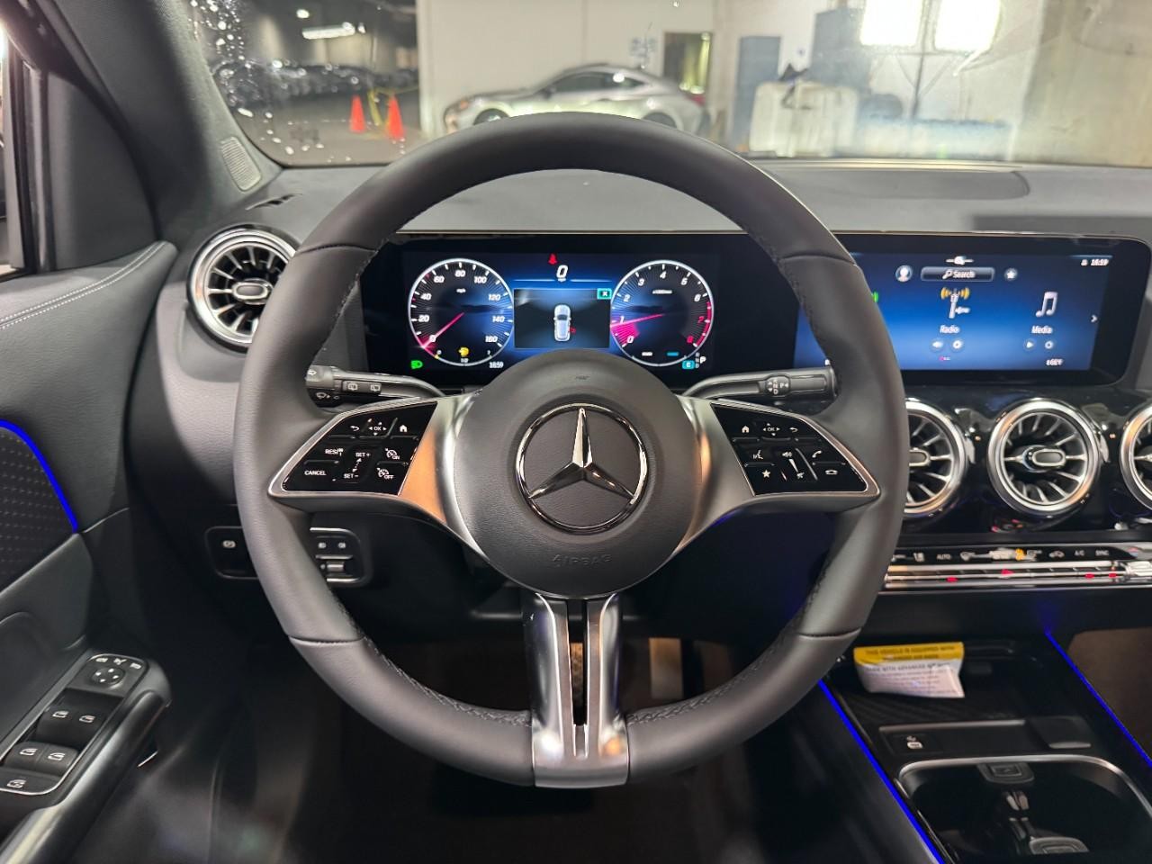 Mercedes-Benz GLA Vehicle Full-screen Gallery Image 12