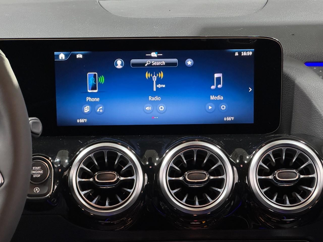 Mercedes-Benz GLA Vehicle Full-screen Gallery Image 13