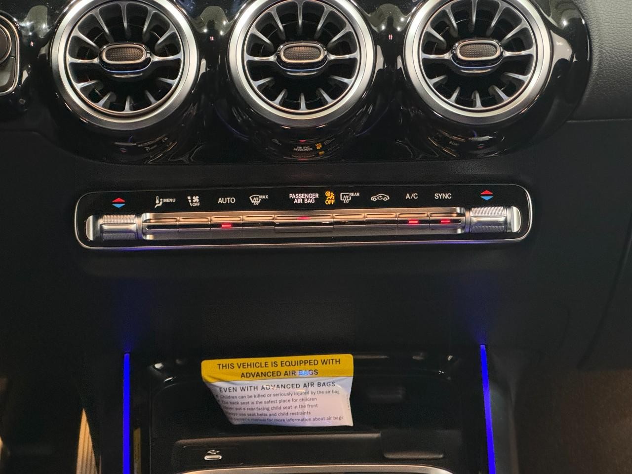 Mercedes-Benz GLA Vehicle Full-screen Gallery Image 14