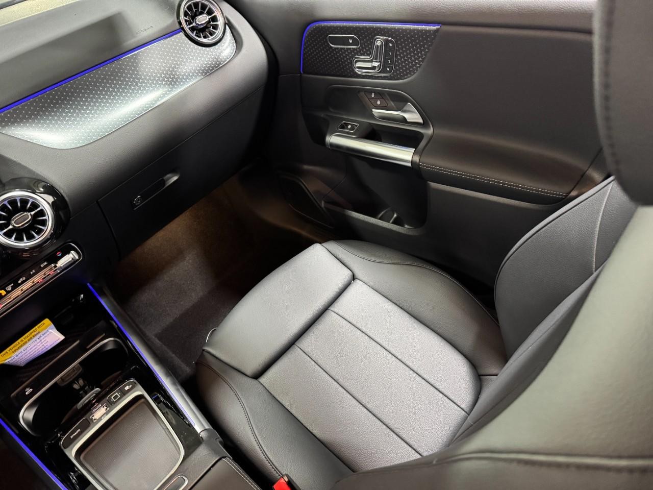 Mercedes-Benz GLA Vehicle Full-screen Gallery Image 15