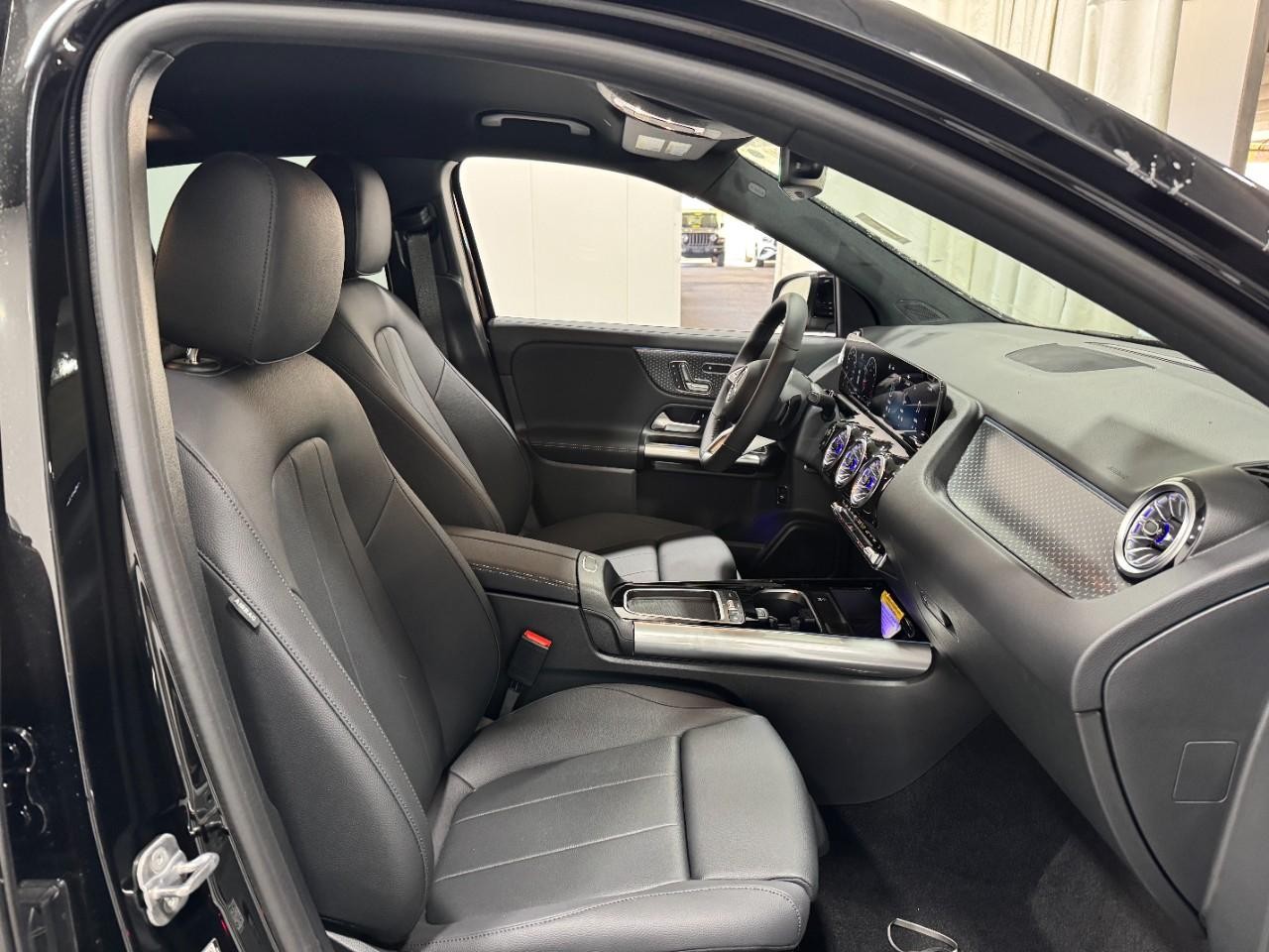 Mercedes-Benz GLA Vehicle Full-screen Gallery Image 16