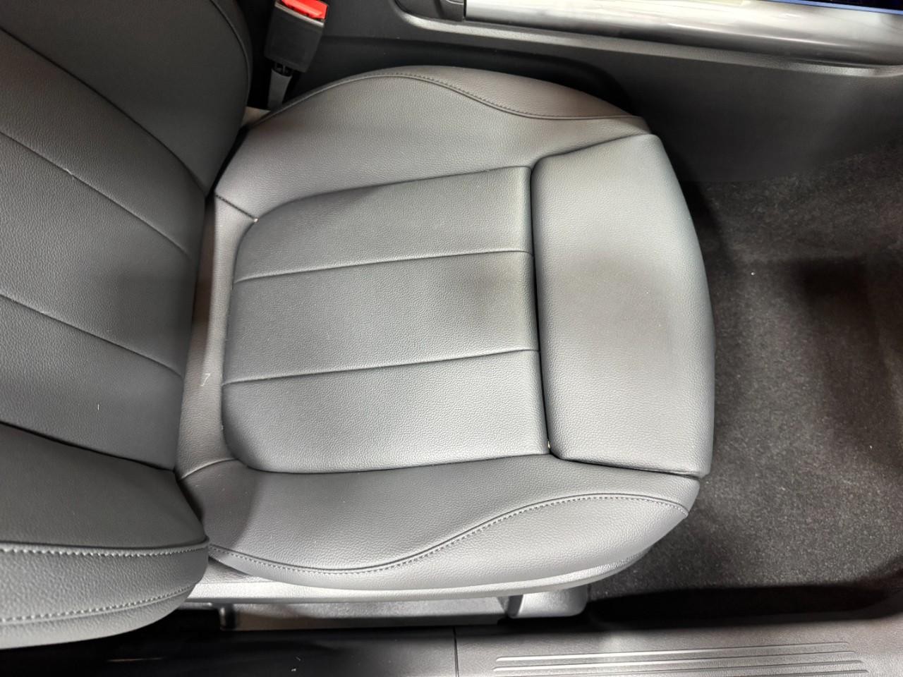 Mercedes-Benz GLA Vehicle Full-screen Gallery Image 17