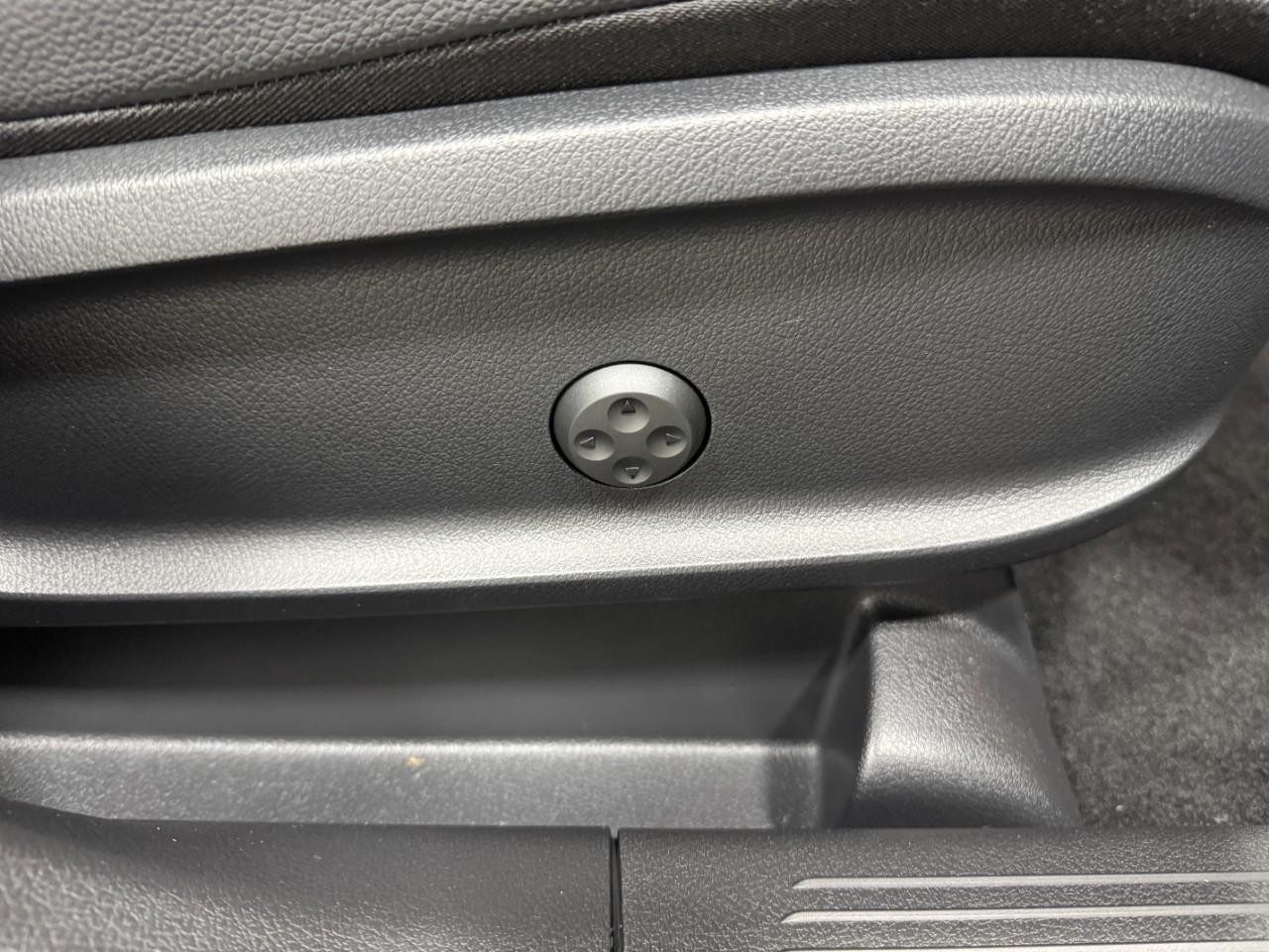 Mercedes-Benz GLA Vehicle Full-screen Gallery Image 18