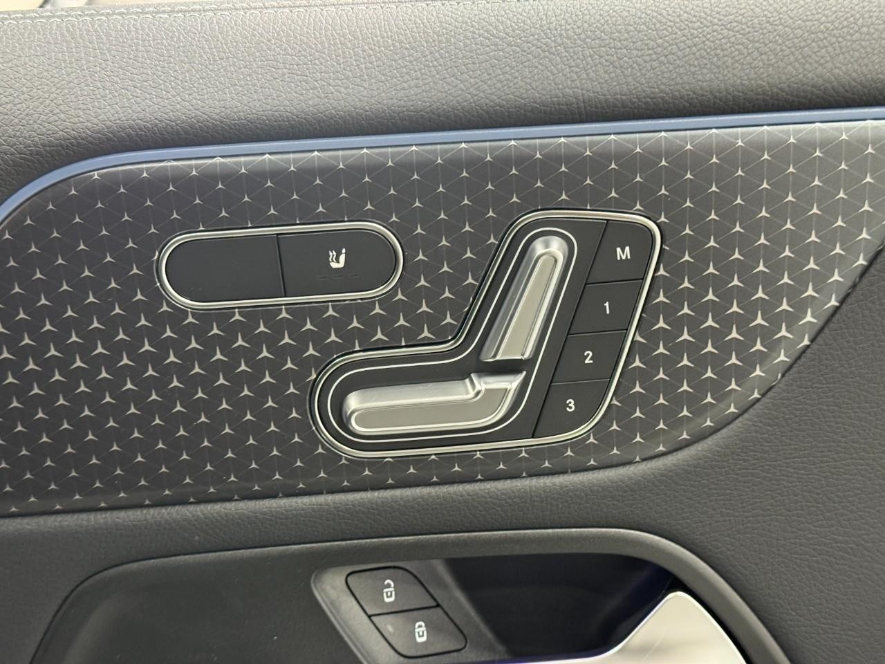 Mercedes-Benz GLA Vehicle Full-screen Gallery Image 19