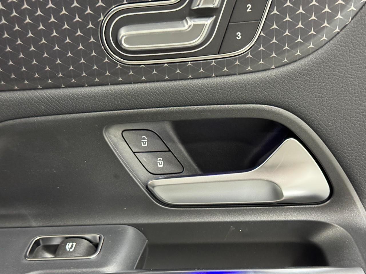 Mercedes-Benz GLA Vehicle Full-screen Gallery Image 20