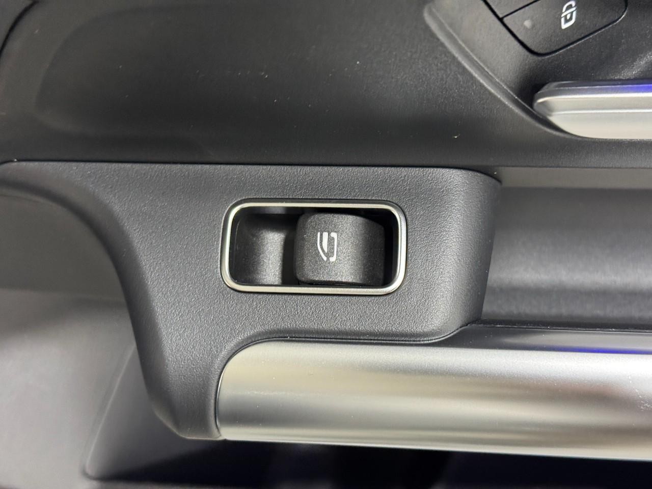 Mercedes-Benz GLA Vehicle Full-screen Gallery Image 21