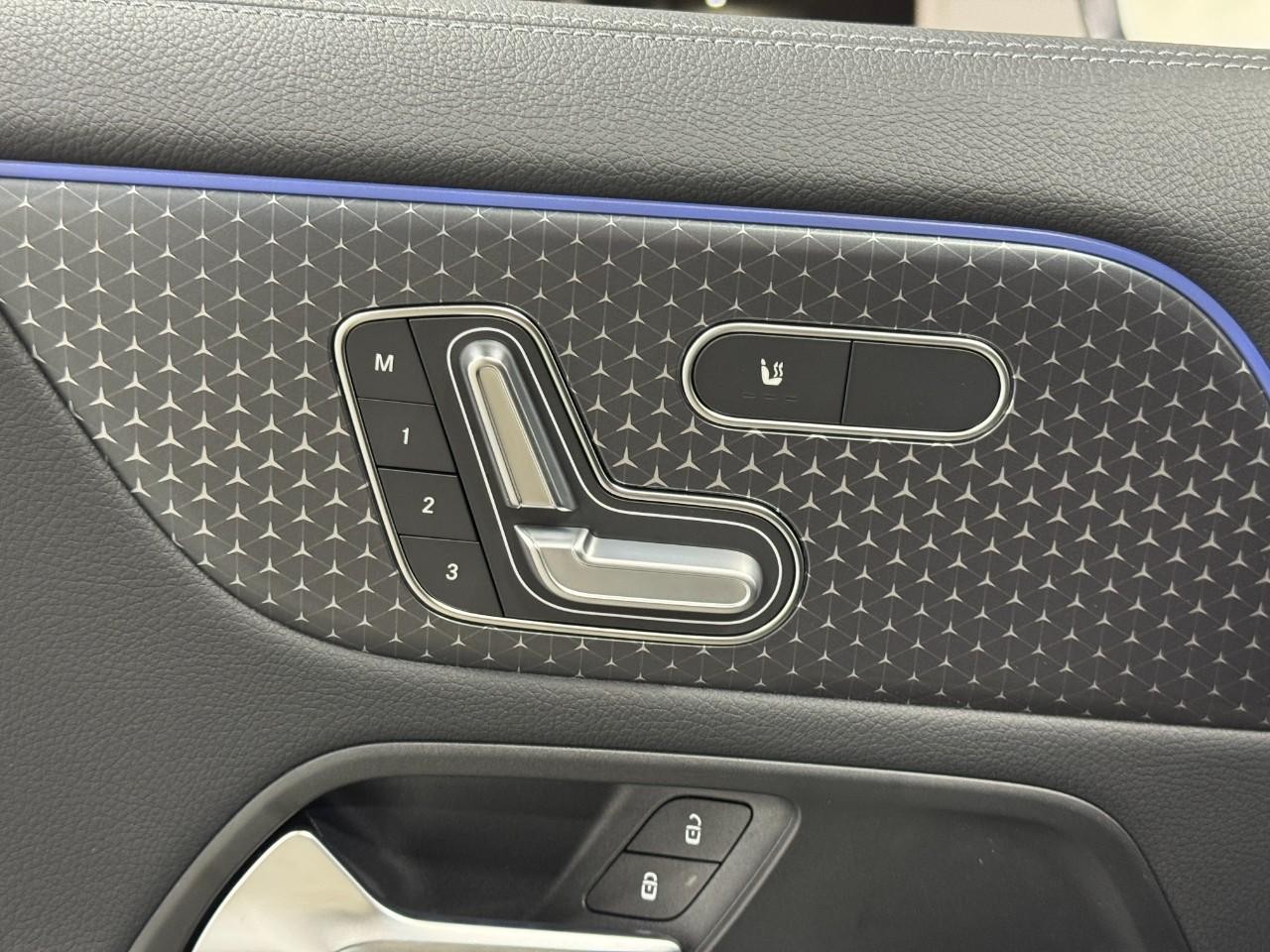 Mercedes-Benz GLA Vehicle Full-screen Gallery Image 22