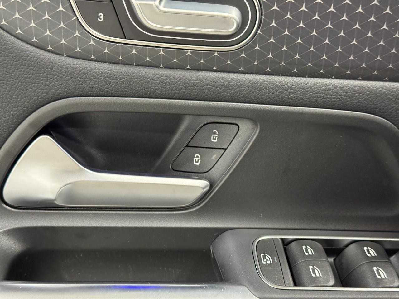 Mercedes-Benz GLA Vehicle Full-screen Gallery Image 23