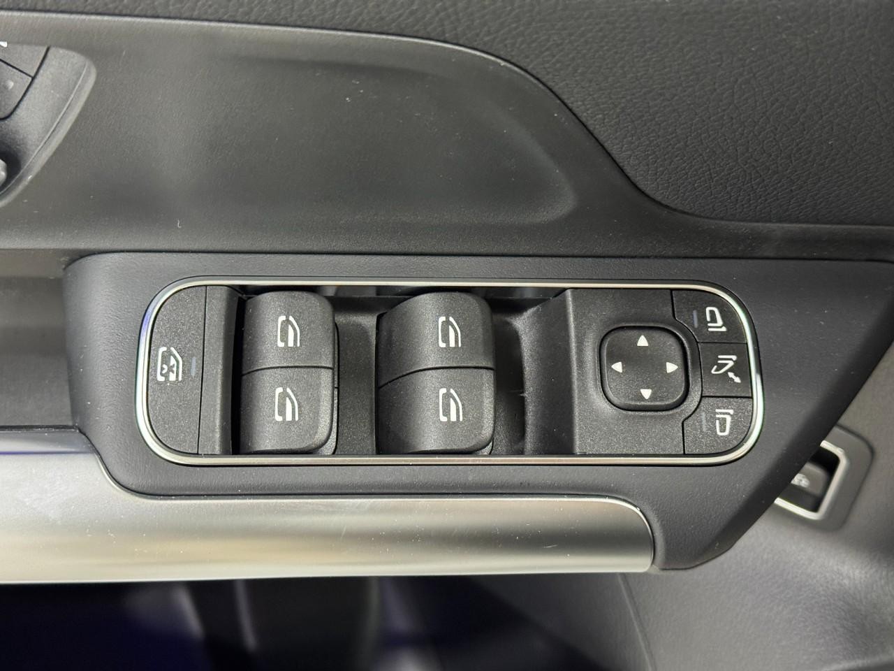 Mercedes-Benz GLA Vehicle Full-screen Gallery Image 24