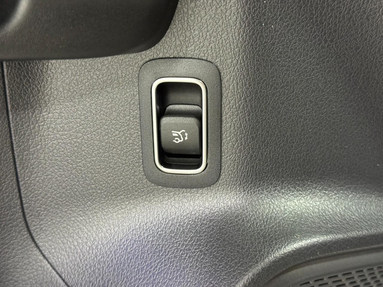 Mercedes-Benz GLA Vehicle Full-screen Gallery Image 25