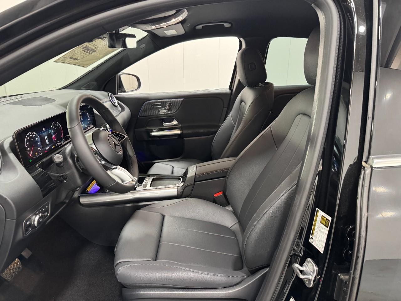 Mercedes-Benz GLA Vehicle Full-screen Gallery Image 26