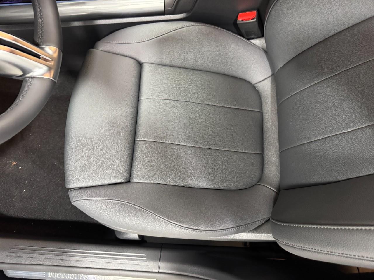 Mercedes-Benz GLA Vehicle Full-screen Gallery Image 27