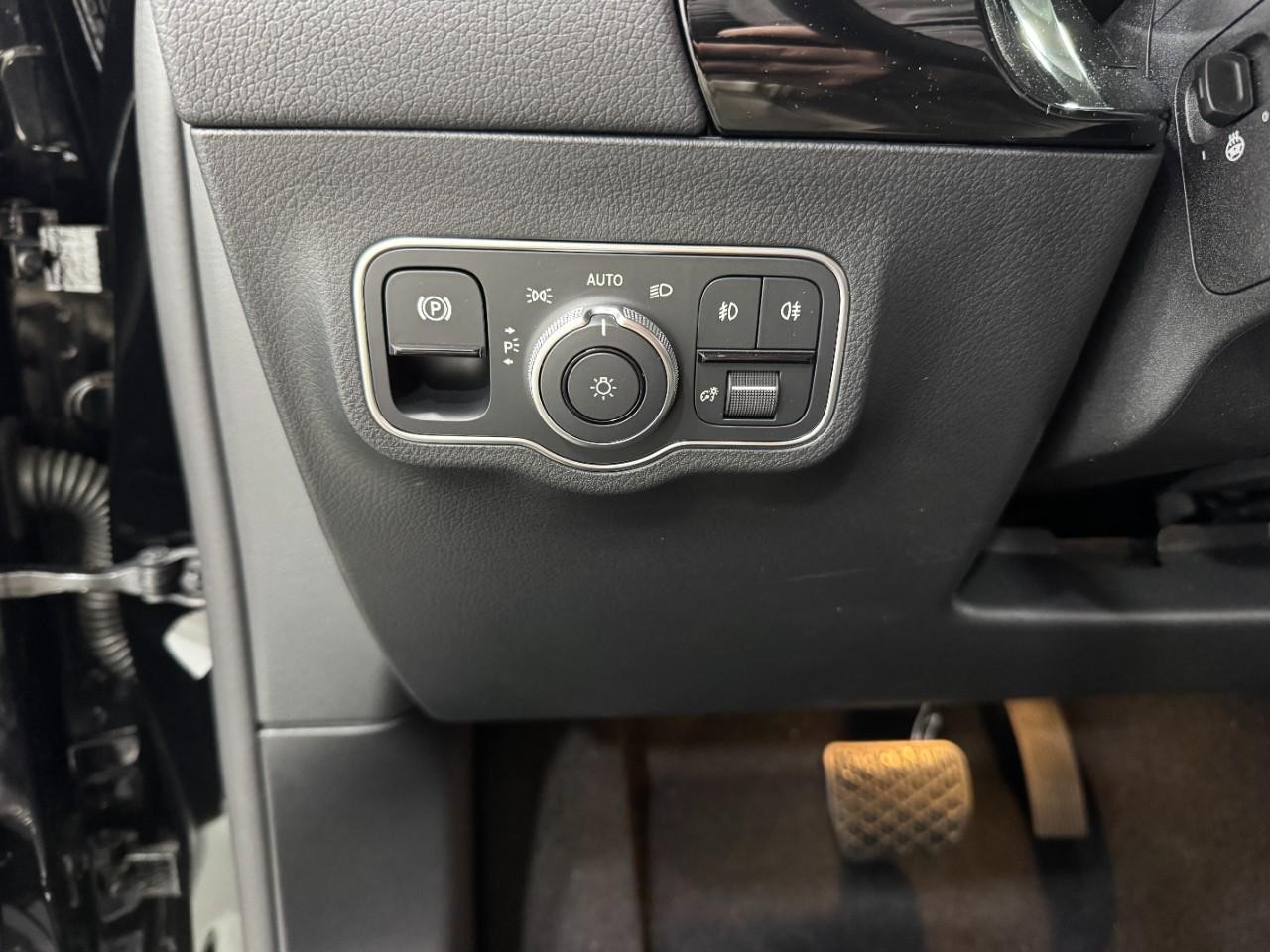 Mercedes-Benz GLA Vehicle Full-screen Gallery Image 29