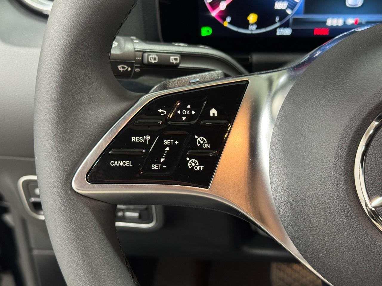 Mercedes-Benz GLA Vehicle Full-screen Gallery Image 30