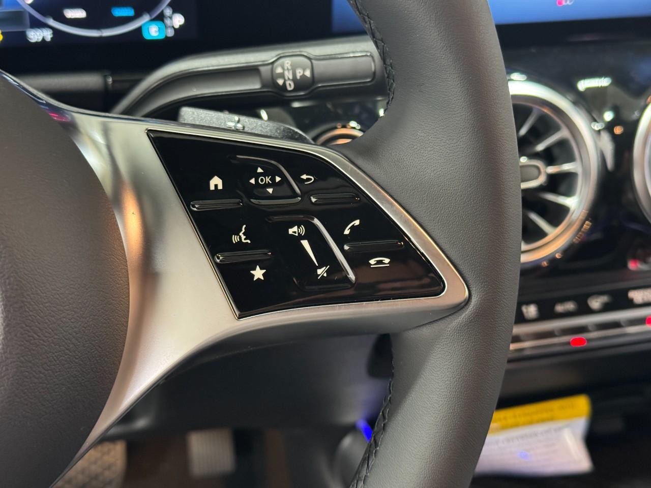 Mercedes-Benz GLA Vehicle Full-screen Gallery Image 31