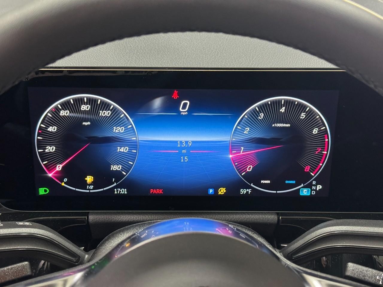 Mercedes-Benz GLA Vehicle Full-screen Gallery Image 32