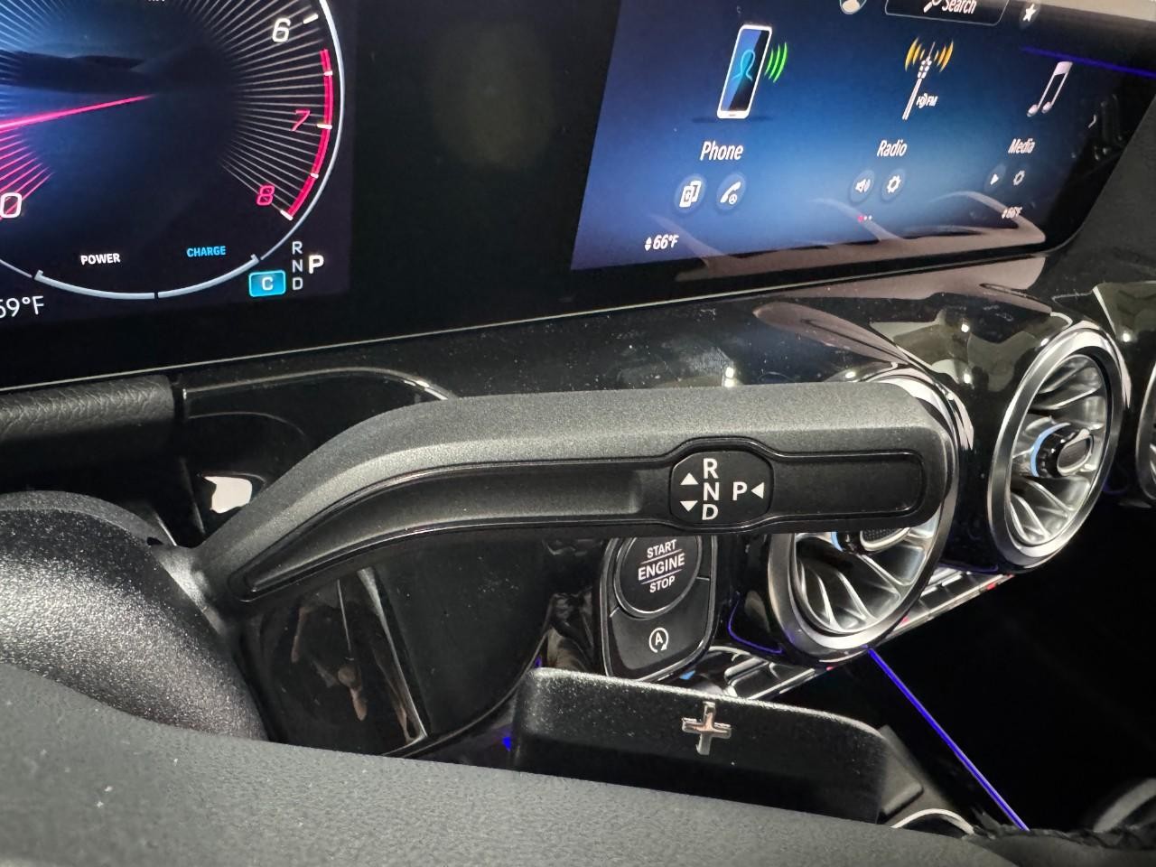 Mercedes-Benz GLA Vehicle Full-screen Gallery Image 33