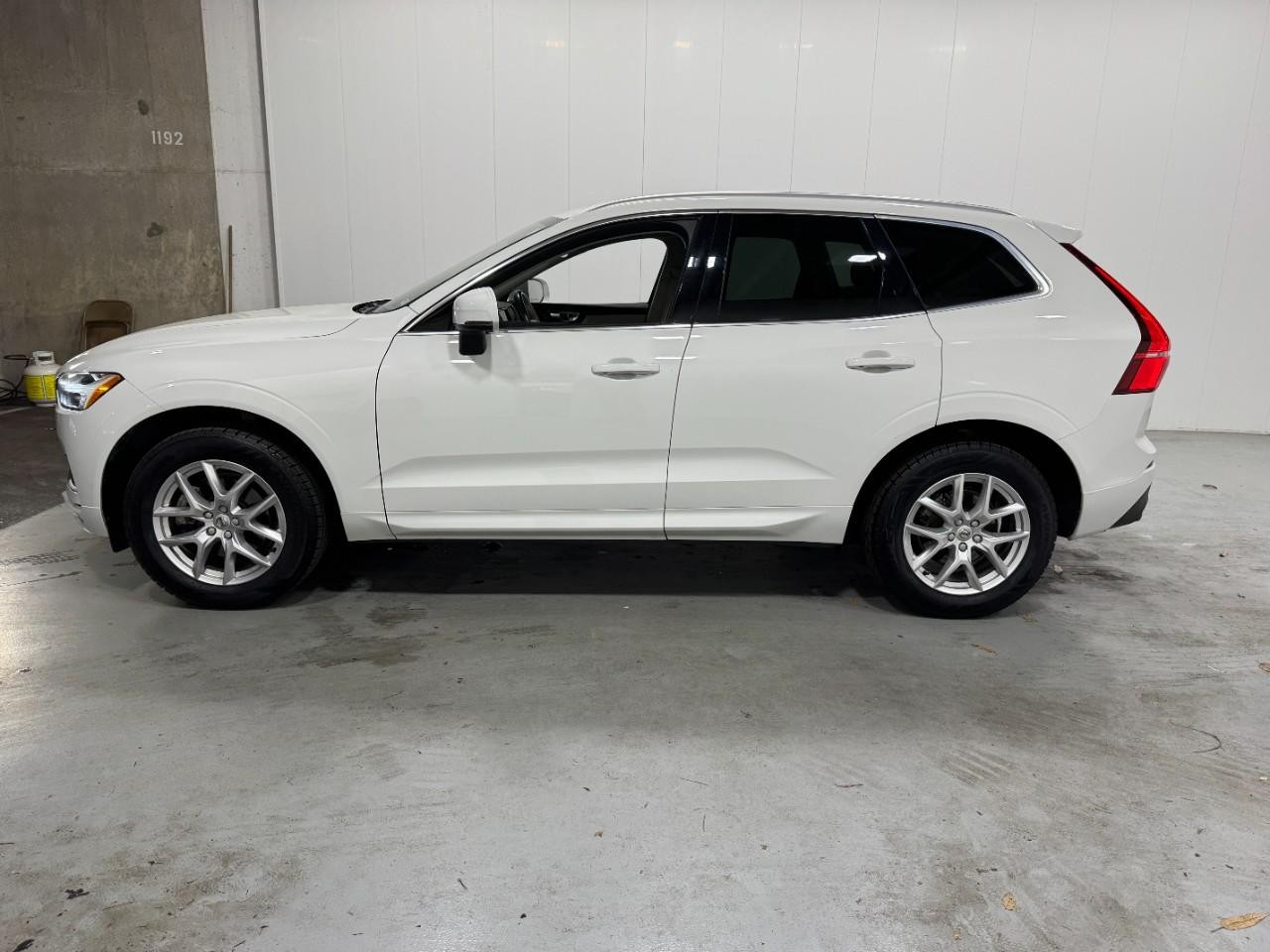 Volvo XC60 Vehicle Full-screen Gallery Image 2