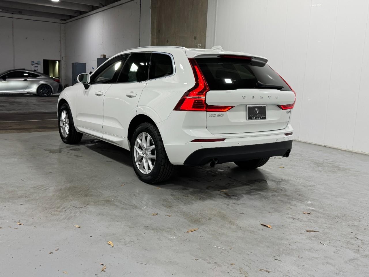 Volvo XC60 Vehicle Full-screen Gallery Image 3
