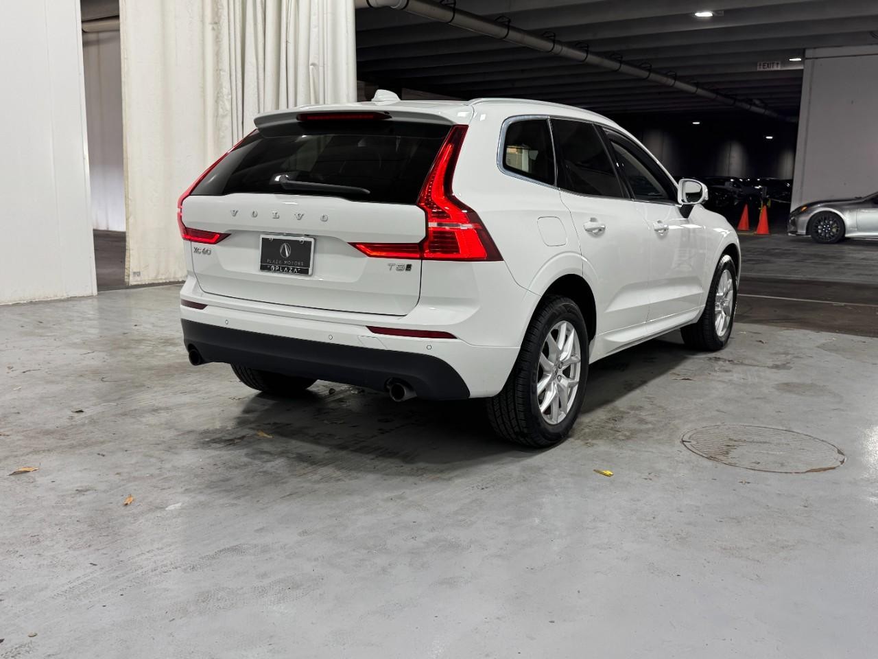 Volvo XC60 Vehicle Full-screen Gallery Image 4