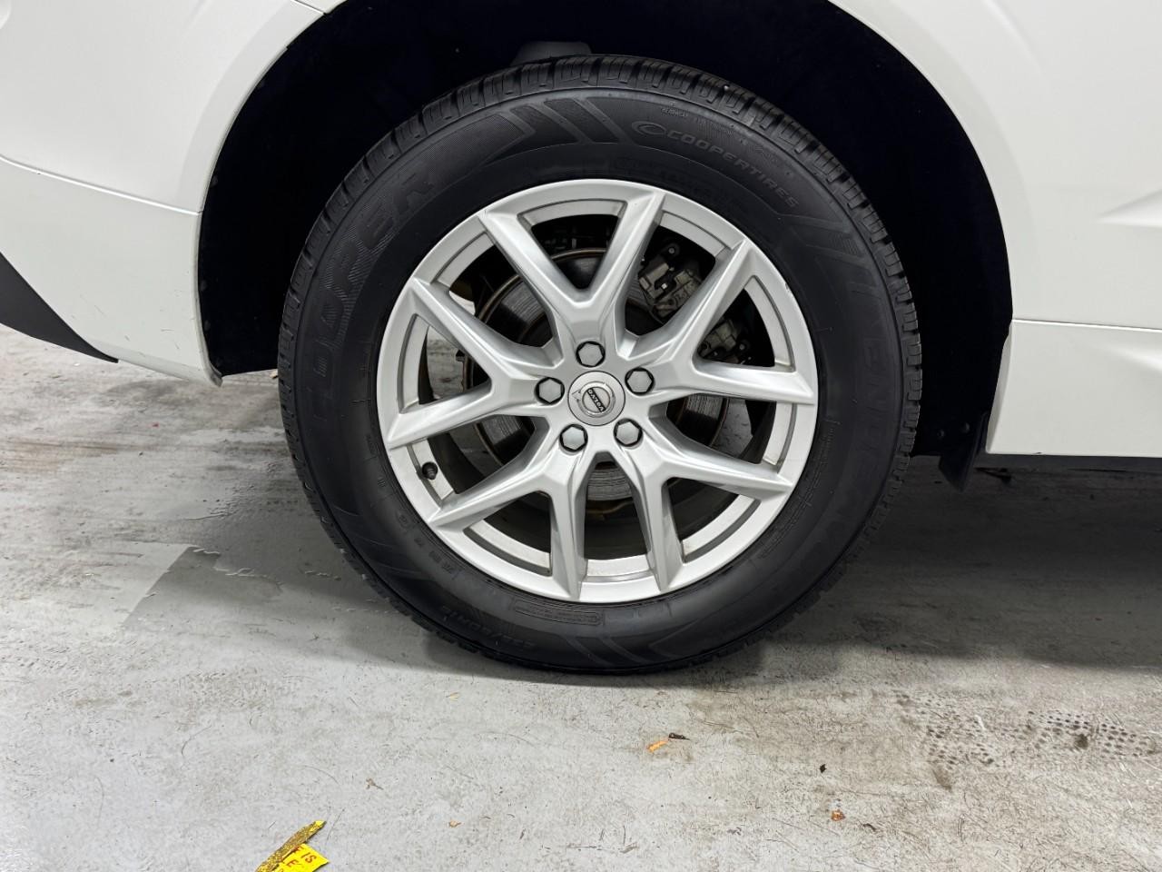 Volvo XC60 Vehicle Full-screen Gallery Image 5