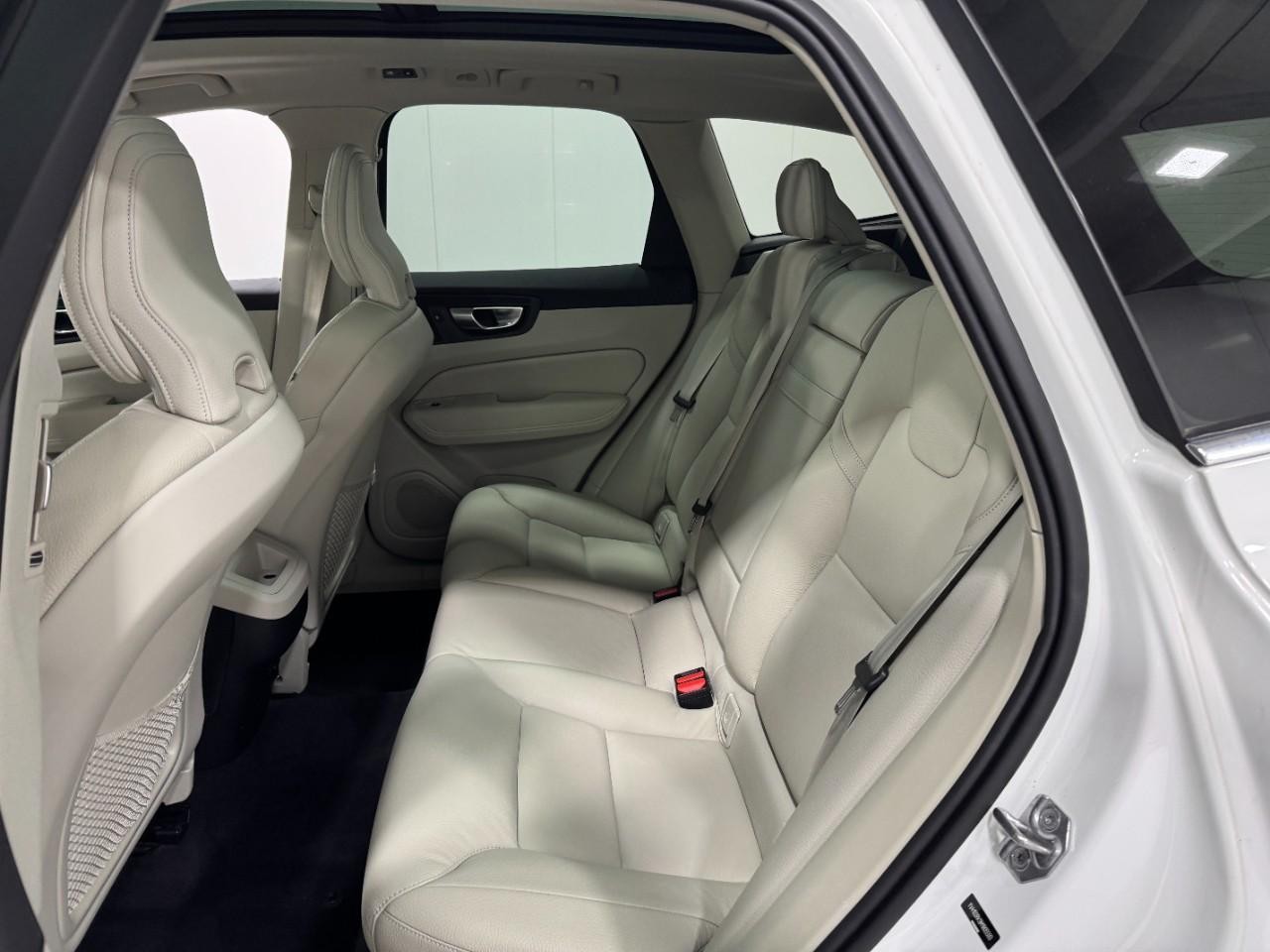 Volvo XC60 Vehicle Full-screen Gallery Image 8