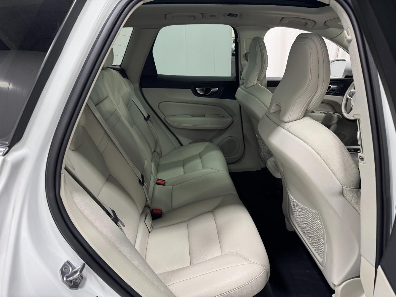 Volvo XC60 Vehicle Full-screen Gallery Image 10