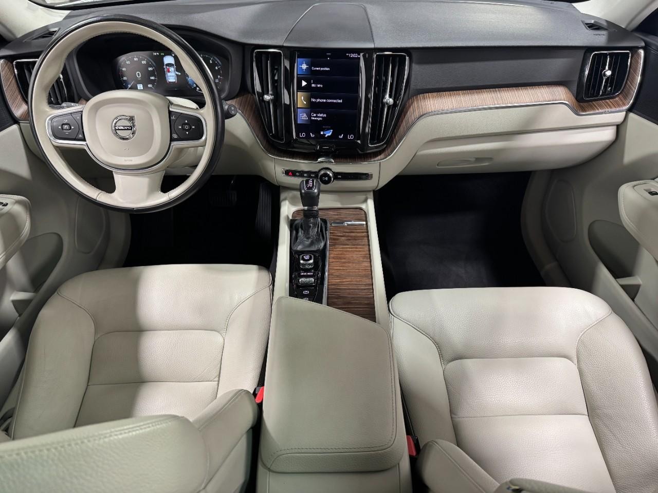 Volvo XC60 Vehicle Full-screen Gallery Image 12