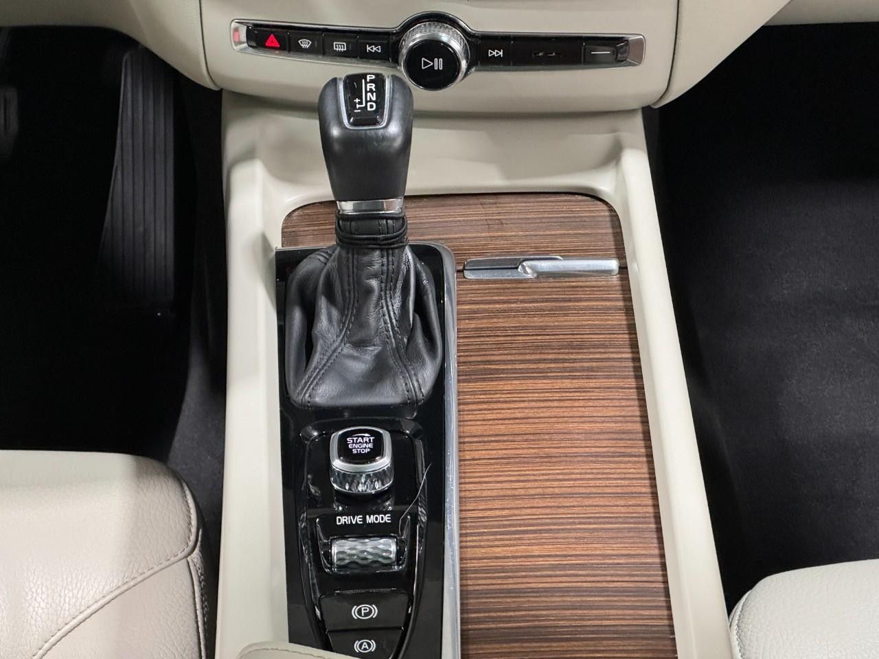 Volvo XC60 Vehicle Full-screen Gallery Image 15