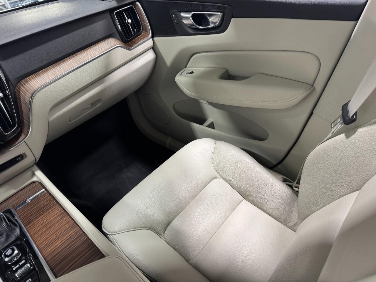 Volvo XC60 Vehicle Full-screen Gallery Image 16